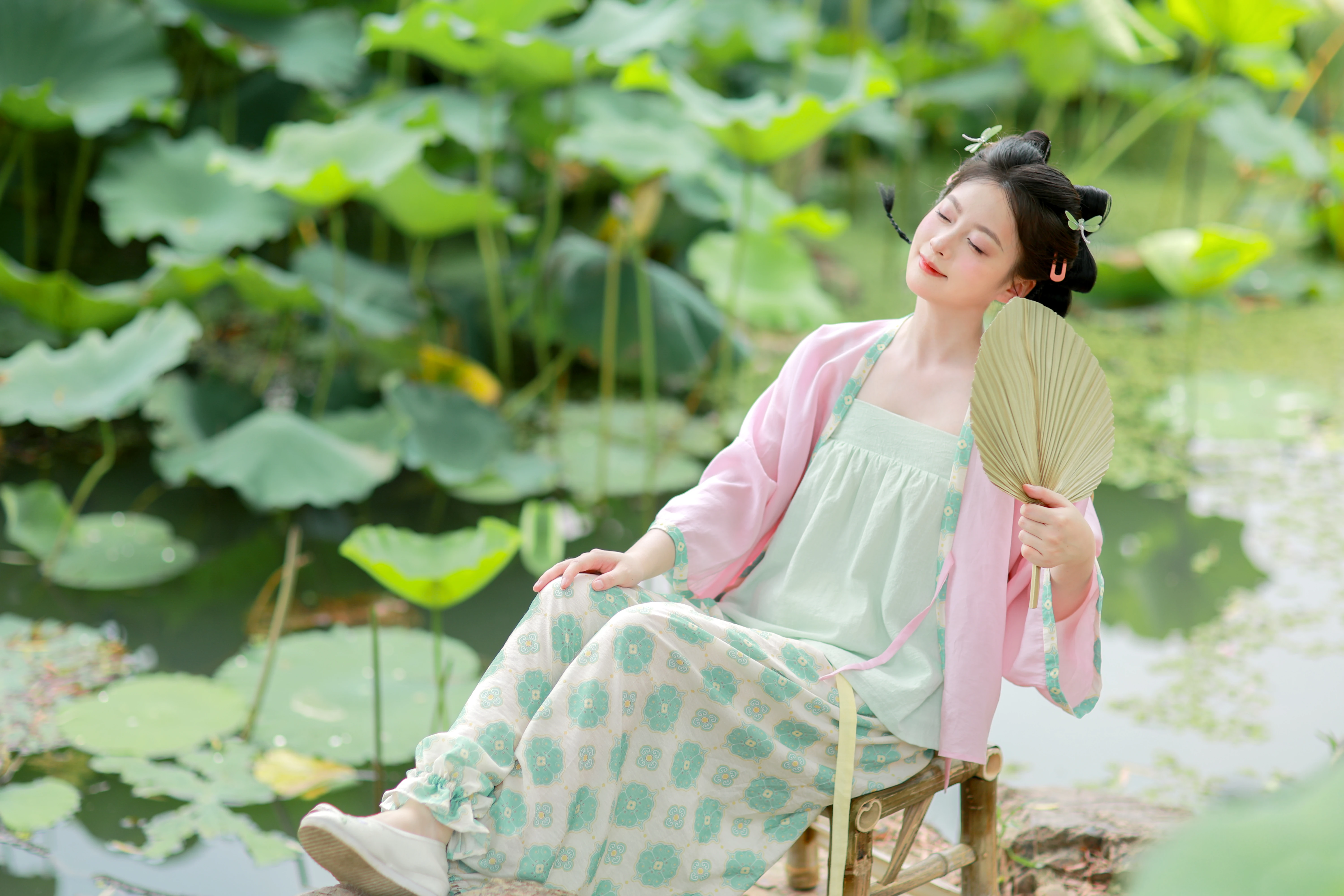 ������ˮŪ���ᣬ�п���������ͷ Сè���