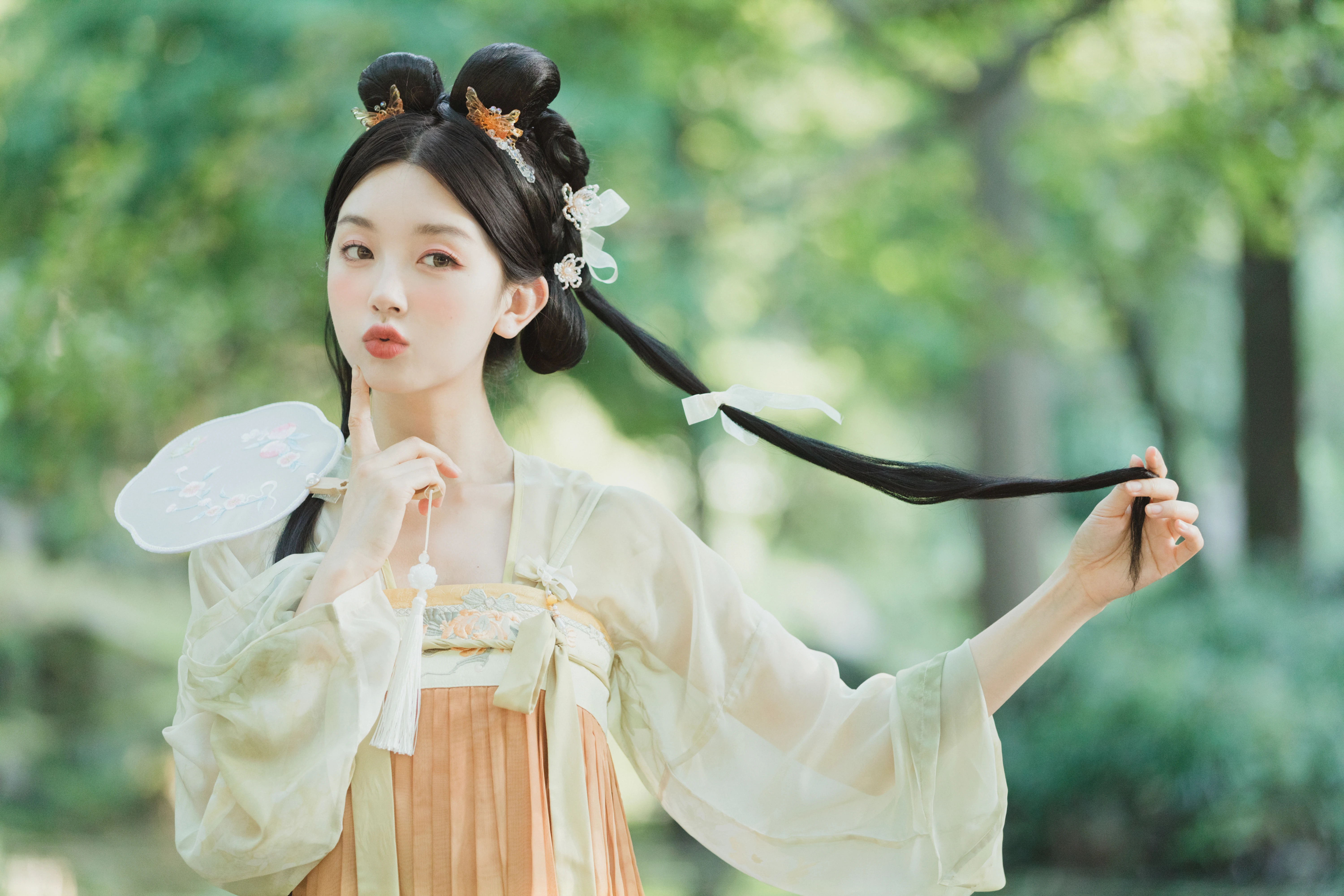 ��������ɫ��ľҶ������ �����е���