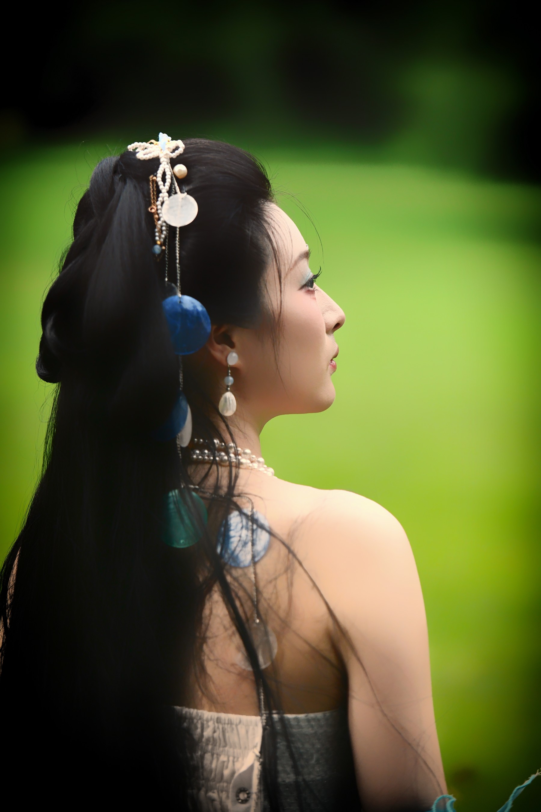宝髻松松挽就，铅华淡淡妆成。青烟翠雾罩轻盈，飞絮游丝无定。