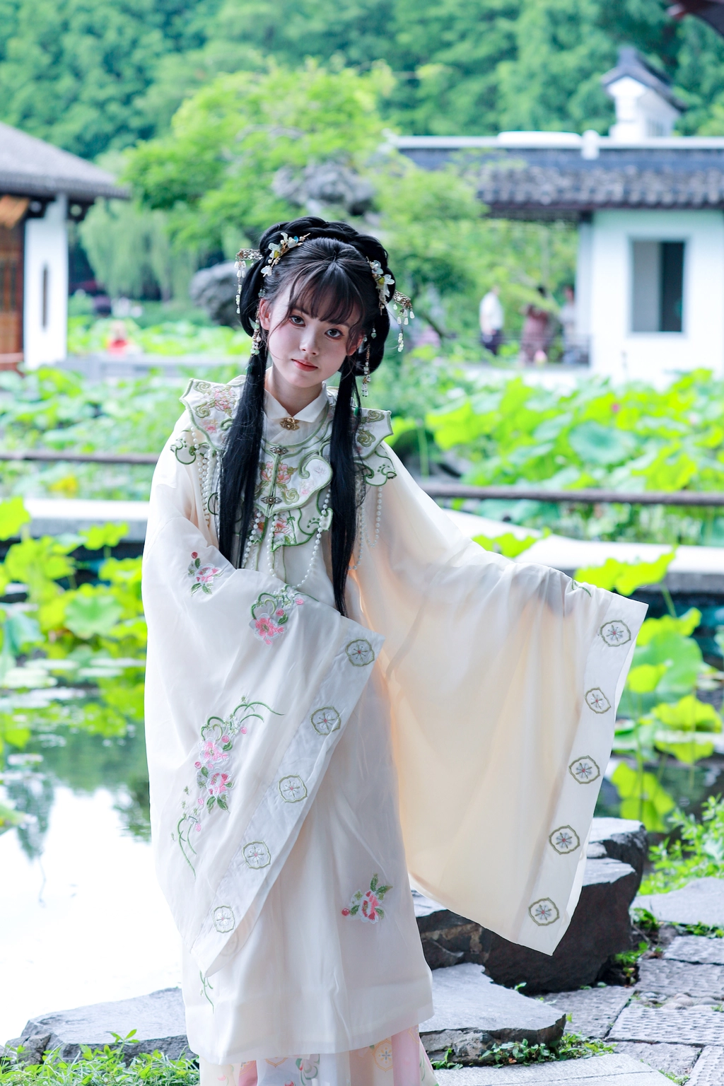 清秀文静的汉服川妹子