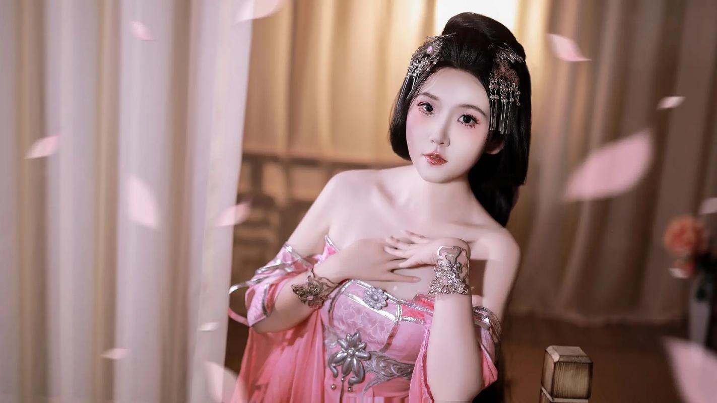 含情脉脉的妹子