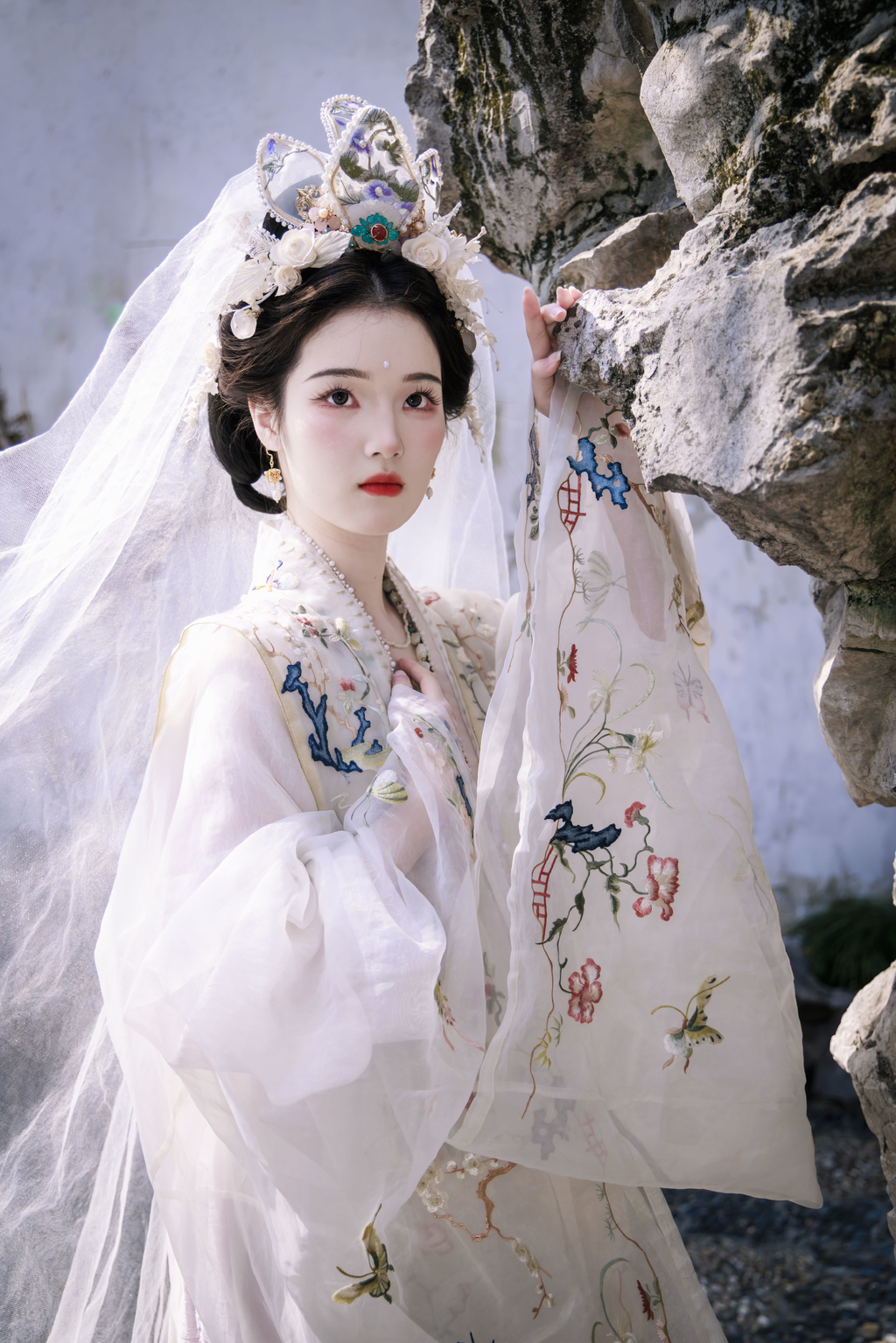 假山凝素影 罗袂拂春风