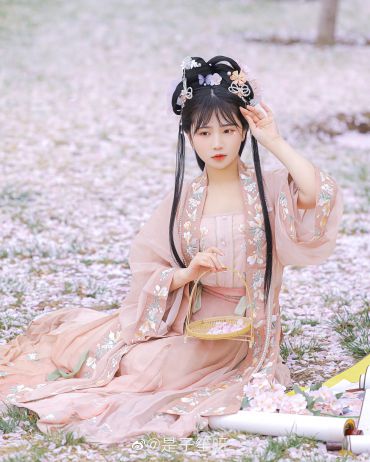 折枝花满衣。