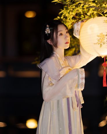 芳春柳摇染花香