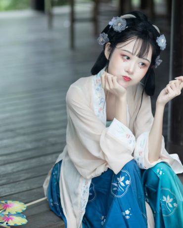 长干吴儿女，眉目艳新月。 屐上足如霜，不著鸦头袜。
