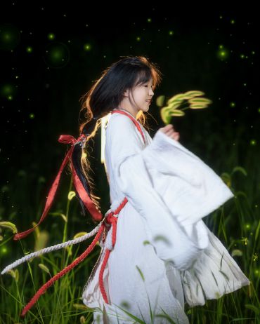 萤火阑珊，神明少女