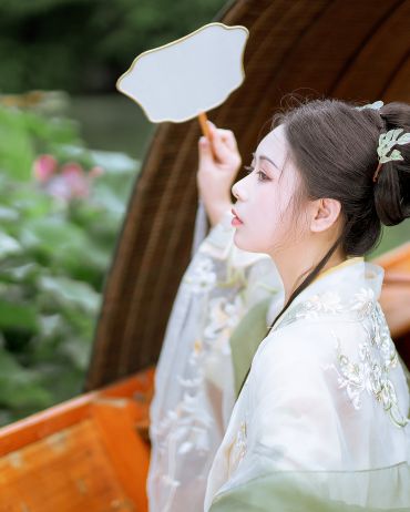 接天莲叶无穷碧