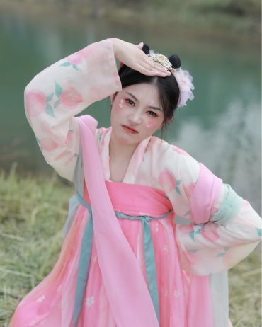 迟迟春日弄轻柔