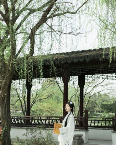 美人凝妆，花开点点成双