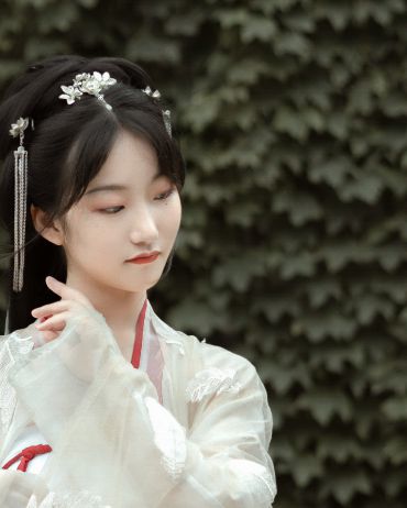 浓绿锁窗闲院静，照人明月团团。 夜长幽梦见伊难。