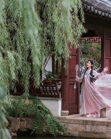 娇嫩美女古韵汉服唯美动人户外写真