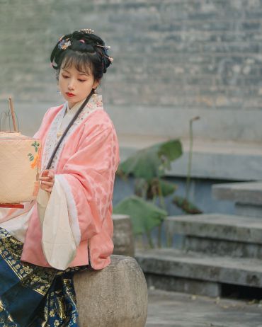 红叶醉秋色，碧溪弹夜弦