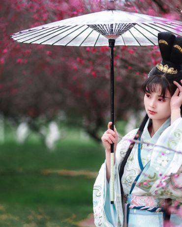 梅花下的汉服
