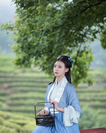 我见青山多妩媚 料青山 见我应如是