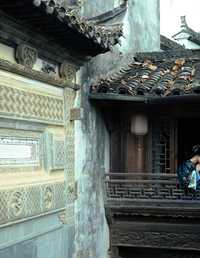 她坐在黑洞洞四方方的窗朝外望 二一芝