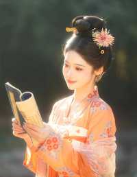 古装美女手持古书，韵味十足，仿佛穿越时空