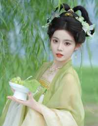 静谧绿意中，红唇轻启，梦回古时