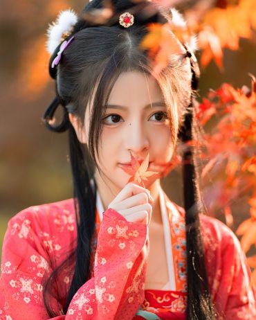 扶桑正是秋光好，枫叶如丹照嫩寒