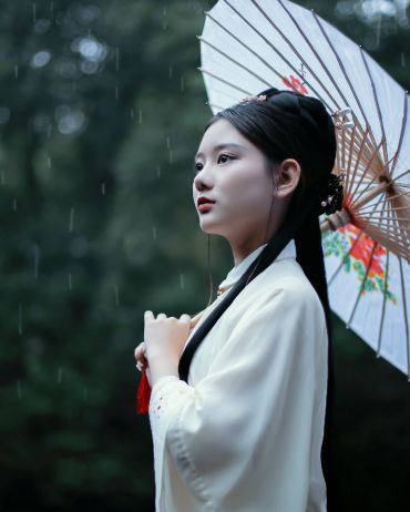 十指尖如笋,腕似白莲藕 纤纤作细步，精妙世无双