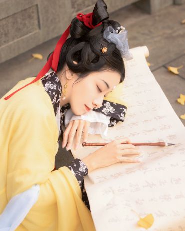 寻常百种花齐发，偏摘梨花与白人。