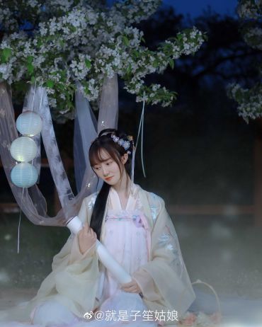 春山多胜事，赏玩夜忘归。 掬水月在手，弄花香满衣。