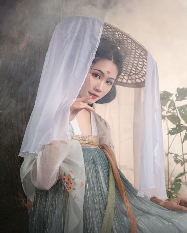绿竹入幽径，青萝拂行衣。