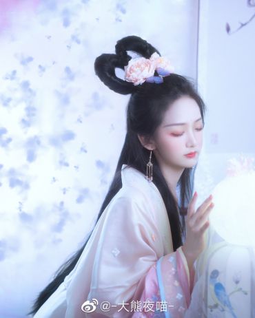 月色朦胧，夜空绰约