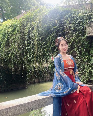 瘦影亭亭不自容，淡香杳杳欲谁通