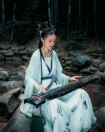 尘世是非，躲不开人间风月；人间风月，躲不开情深意长。