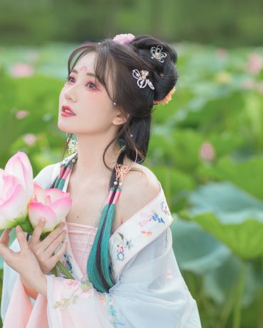 蝉鸣惊半夏，晴光映荷花