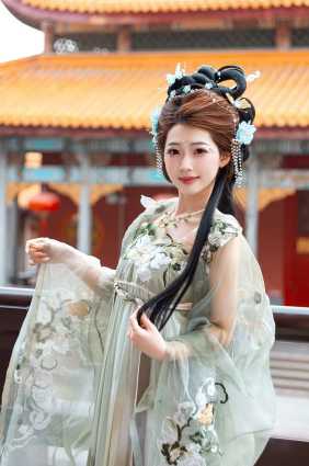 芙蓉不及美人妆，水殿风来珠翠香