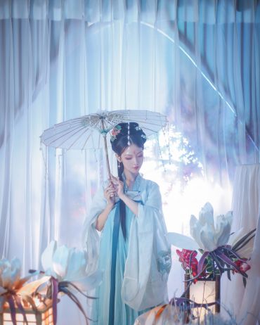 汉服《且来花里听笙歌》