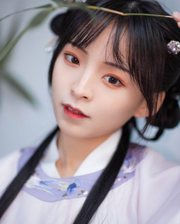袅娜少女羞，岁月无忧愁。