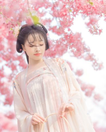 山深未必得春迟，处处山樱花压枝