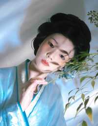 月白衣裳白玉人