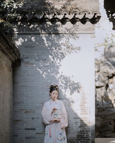 别后不知今夜雨，梦断云屏，独倚阑干暮。