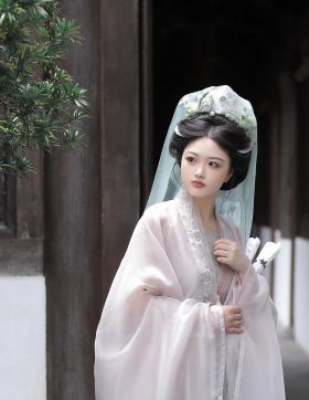 清影独立，美人如花