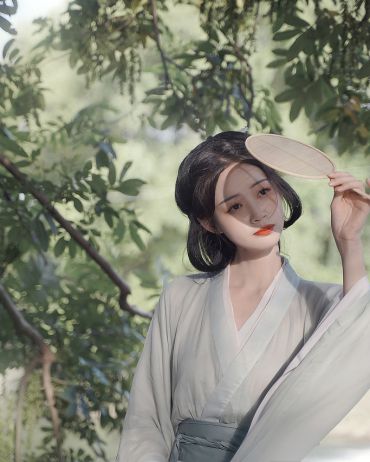 体迅飞凫，飘忽若神，凌波微步，罗袜生尘。