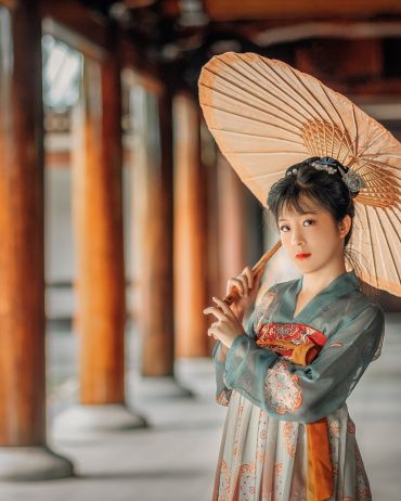 云想衣裳花想容