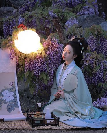 东风夜放花千树 更吹落 星如雨