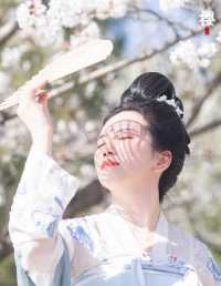 樱桃花下送君时，一寸春心逐折枝