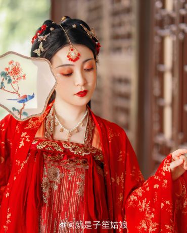 君不见 妾起舞舞翩翩 君不见 妾鼓瑟绵绵