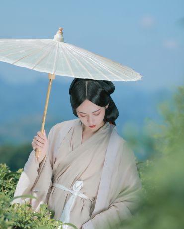 唯见青山不见君、殚尽红颜如神明