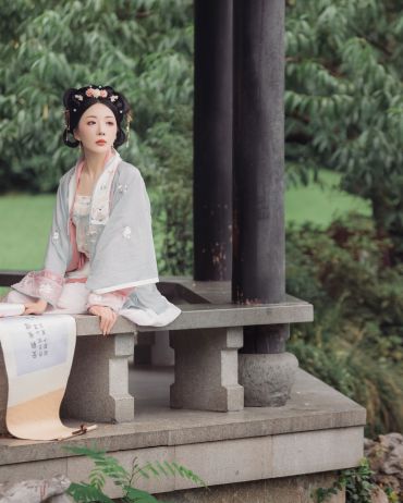 三十里，芙蓉步障，依然红翠相扶。