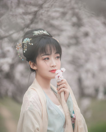 轻烟薄雾掩芳容，摇曳生姿如纱笼。