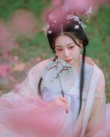 桃花嫣然出篱笑