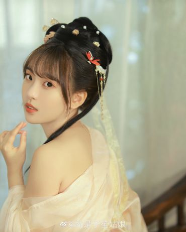 女儿红酒十八朝 青杏初成是窈窕 汝尝品饮桃花雕 一坛情长两心烧
