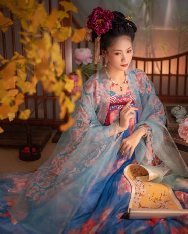 云想衣裳花想容，春风拂槛露华浓