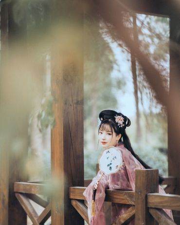 空山松子落，幽人应未眠。