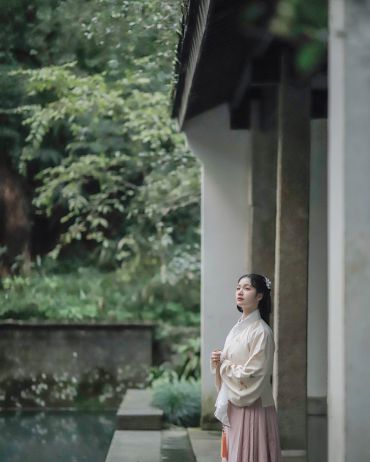 月出皎兮，佼人僚兮。